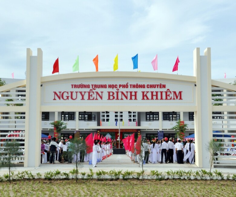 Cơ sở giáo dục của trường THPT Chuyên Nguyễn Bỉnh Khiêm ngày càng hoàn thiện, được đầu tư cơ sở vật chất. 