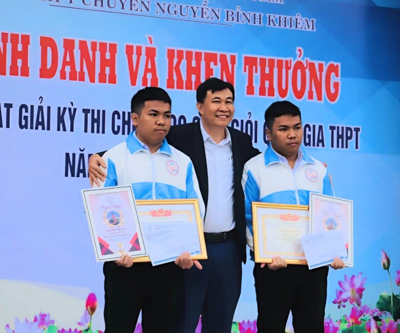 Hai anh em Trí Hiền - Trí Hậu giành được Huy chương Vàng ở kỳ thi Toán quốc tế. 