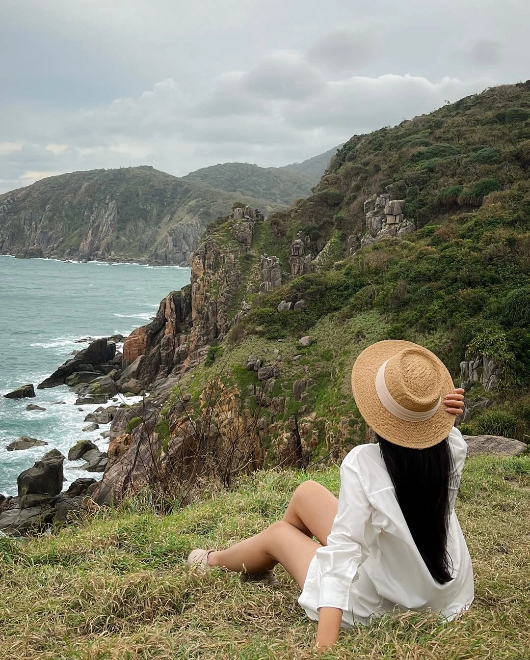 Mũi Điện cũng là địa điểm du lịch yêu thích của Hoa hậu Trúc Linh. Nàng hậu tích cực đăng tải hình ảnh ở điểm du lịch này vào tháng 3 và cực kỳ hào hứng trước khung cảnh nên thơ ở vùng đất này.