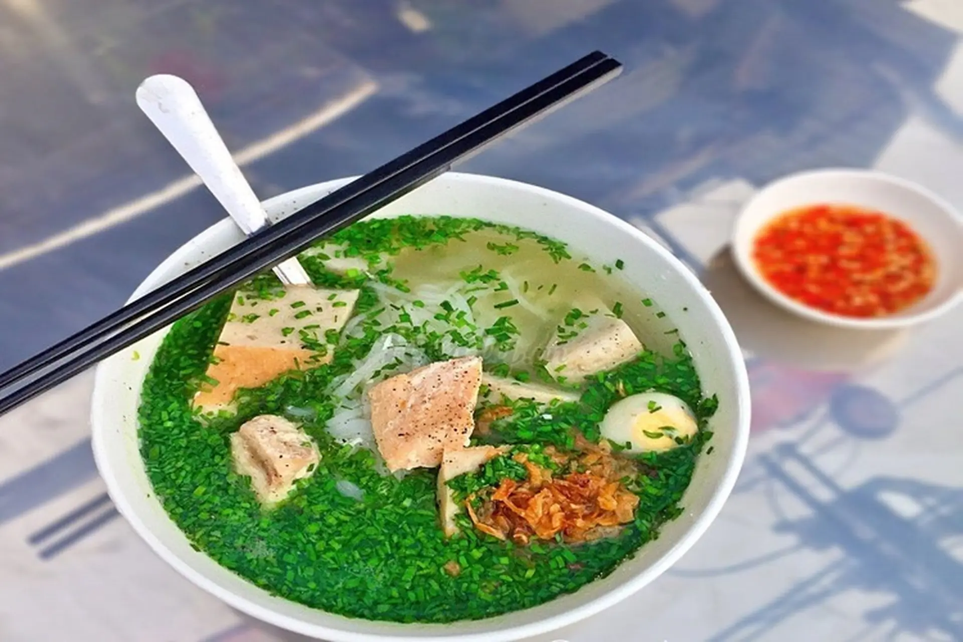 Vị hẹ không quá hăng mà lại thơm nhẹ, kết hợp hoàn hảo với nước lèo đậm đà, chả cá dai sần sật và chút tiêu cay nồng.