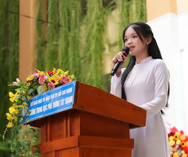 Bài phát biểu trong nước mắt của Tường Vi đã lay động trái tim của những người có mặt tại buổi lễ và lan tỏa khắp mạng xã hội.