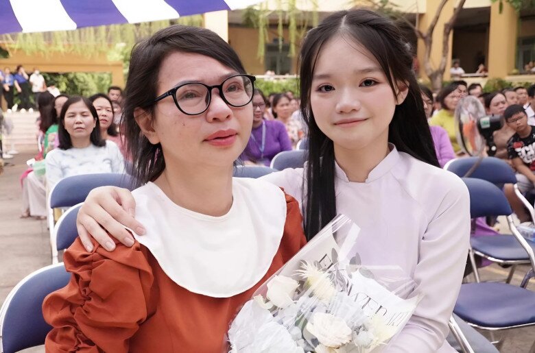 Mẹ của Tường Vi nghẹn ngào khi nghe con gái tâm sự trên bục vinh dự, trong ánh mắt ấy vẫn chứa đừng đầy sự tự hào vì con gái đã trưởng thành, hỗ trợ mẹ trong mọi công việc.