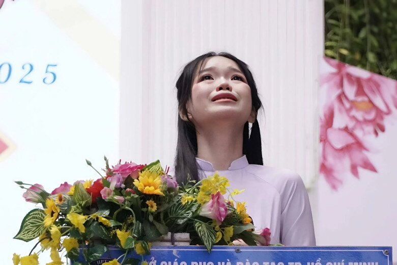 Mẹ của Tường Vi bất ngờ bị tai biến, không thể sinh hoạt bình thường. Gia đình gặp nhiều biến cố, áp lực đè nặng lên đôi vai của cô gái vừa tròn 18 tuổi. Nữ sinh vừa phải chăm sóc mẹ, lo cho em gái học lớp 5 và chuẩn bị cho kỳ thi tốt nghiệp THPT.