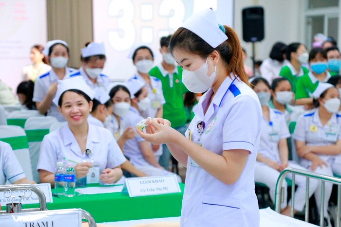 Việc miễn giảm học phí, hỗ trợ sinh hoạt phí và cấp học bổng chính sách không chỉ giảm bớt gánh nặng tài chính cho sinh viên mà còn tạo điều kiện để các bạn toàn tâm toàn ý theo đuổi việc học tập, thực hành và nghiên cứu y khoa.