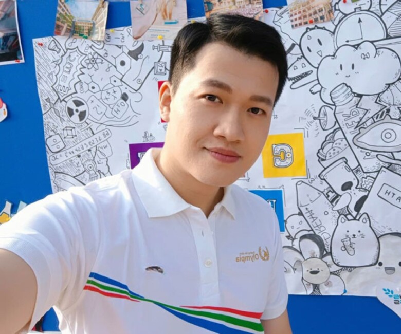 Một trong những cựu học sinh nổi tiếng của THPT Kim Liên là MC Trần Ngọc - người được mệnh danh là MC mát tay nhất ở chương trình Đường lên đỉnh Olympia.