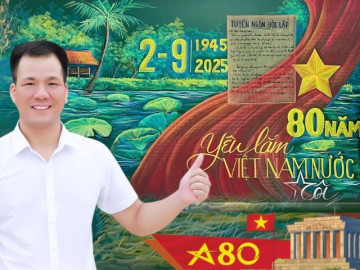 Thầy giáo Nghệ An đón Lễ 2/9 theo cách độc bản, cầm viên phấn tỉ mẩn từng nét vẽ khiến ai xem cũng trầm trồ
