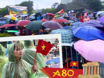 Người dân Hà Nội mặc sẵn áo mưa, đến sớm cắm chốt để cổ vũ các chiến sĩ trong buổi sơ duyệt diễu binh, diễu hành