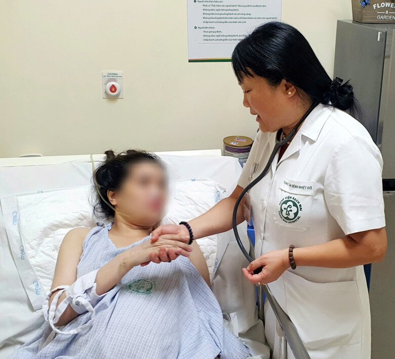 TS.BS Đoàn Thu Trà, Phó Viện trưởng Viện Y học Nhiệt đới, Bệnh viện Bạch Mai động viên chị H trước giờ đón bé.