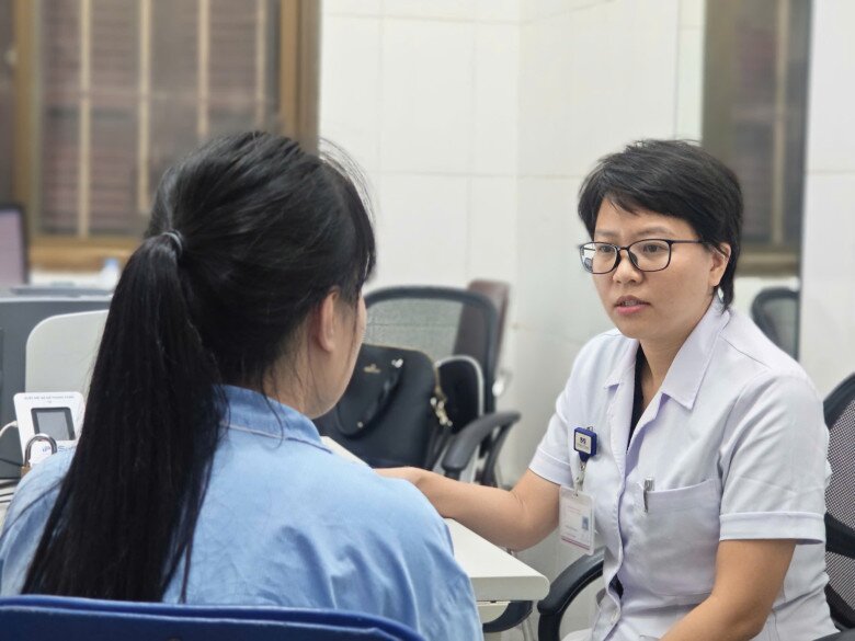 Bác sĩ Nguyễn Thị Hoa đang khám cho một nữ sinh bị loạn thần. 