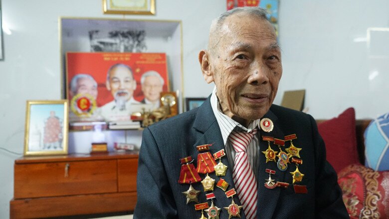 Những tấm huân chương, huy chương được Đảng, Nhà nước trao tặng được cụ Lê Bình coi như báu vật.