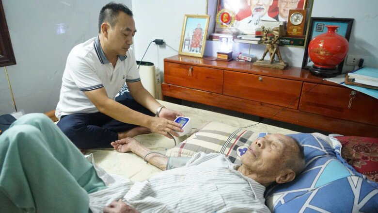 Cụ Bình được các con quan tâm, chăm sóc để có sức khỏe tốt nhất tham dự ngày Lễ trọng đại của dân tộc. 