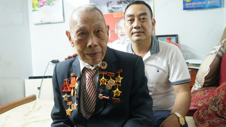 Cụ Lê Bình và con trai vô cùng xúc động khi được nhà nước quan tâm, đưa đi dự lễ Kỷ niệm 80 năm ngày Quốc khánh 2/9. 