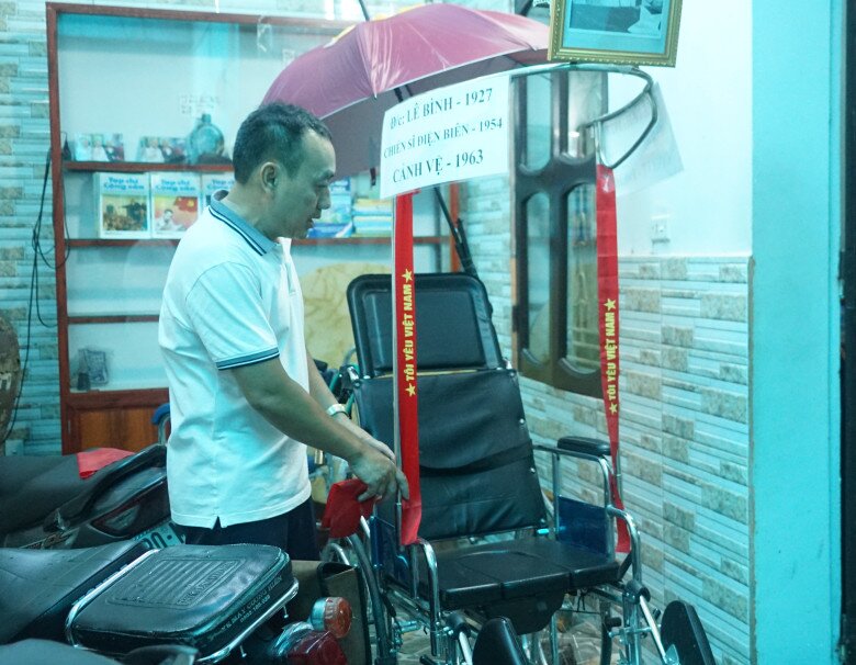 Chiếc xe đặc biệt được người con trai thiết kế dành riêng cho cụ Lê Bình khi đi xem diễu binh, diễu hành. 