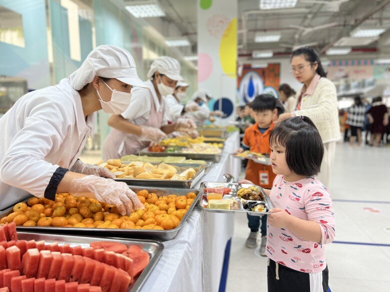 An toàn thực phẩm khi sơ chế, chế biến và khi ăn là rất quan trọng để phòng ngộ độc tập thể. Ảnh minh họa. 