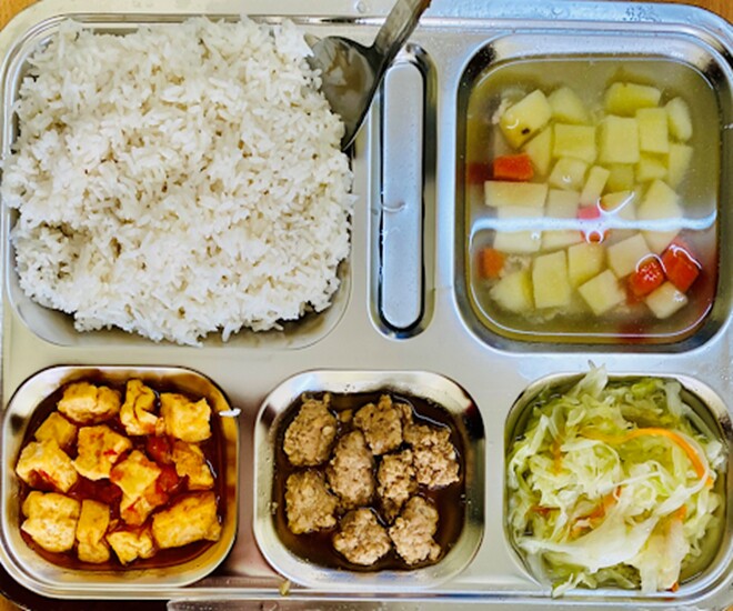 Không chỉ bữa ăn ở trường học, phụ huynh cần quan tâm đến bữa ăn tại gia đình nhằm phù hợp với lứa tuổi của trẻ. Ảnh minh họa. 