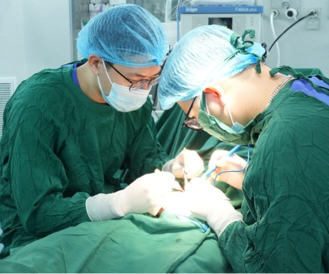 Bác sĩ Trịnh Kiên Cường đang xử lý dương vật bị gãy cho bệnh nhân. Ảnh: BSCC. 