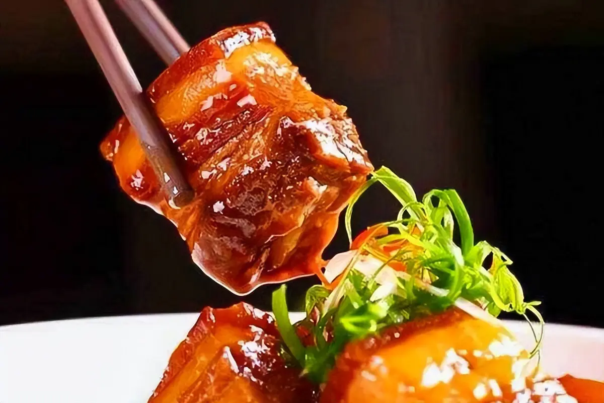 Dùng đường tạo màu cho món ăn không chỉ khiến lượng đường dư thừa, mà còn đường còn dễ gây biến tính nguy hiểm. Ảnh minh họa.