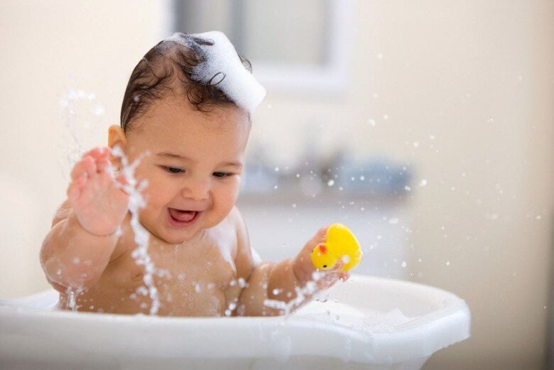 Mùa hè không nên tắm lâu cho trẻ, nhất là khi mới đi ở trời nắng về. Ảnh minh họa.