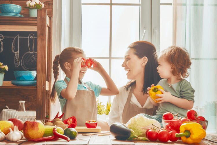 Không cần thực phẩm đắt tiền, các mẹ nên cho trẻ ăn đa dạng thực phẩm. Ảnh minh họa.