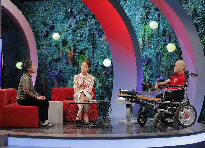 Long cùng mẹ xuất hiện trên chương trình Trạm yêu thương.