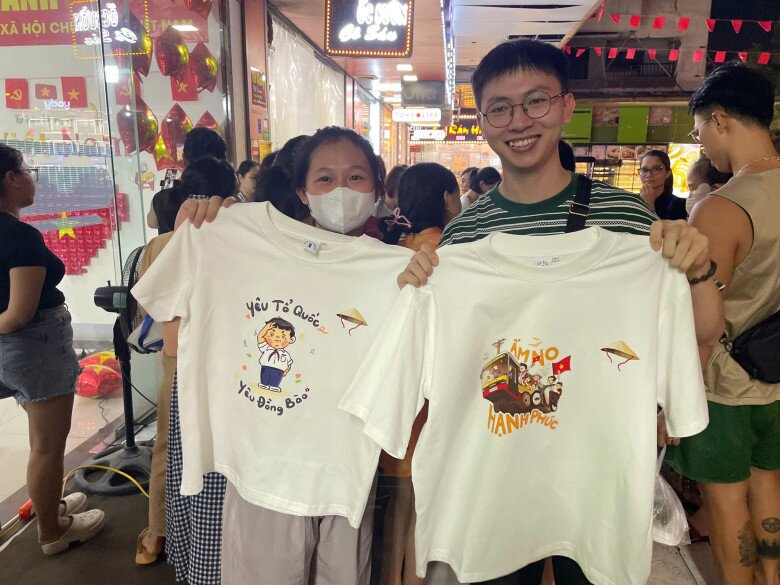 Góc dễ thương: Nhóm bạn trẻ đi khắp Hà Nội in áo miễn phí và món quà đặc biệt dành tặng các cựu chiến binh - 4