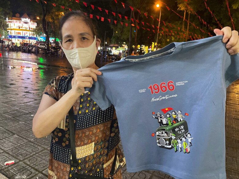 Từ trẻ nhỏ, các bạn trẻ và cả người cao tuổi đều rất phấn khởi khi được in áo miễn phí