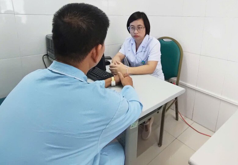 Bác sĩ Vân Anh đang tư vấn cho nam bệnh nhân bị rối loạn cương dương dẫn tới các rối loạn tâm thần. Ảnh: Lê Phương.