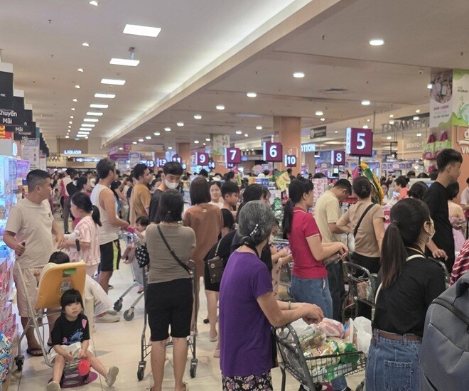 Người dân đi mua đồ tích trữ trước khi bão về tăng đột biến. Ảnh: Nguyễn Anh Thơm.