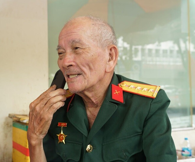 Ông Thanh cho biết, ở tuổi ông đi xe máy đường trường ai cũng sẽ lo lắng, vì thế ông âm thầm khởi hành khi tới nơi sẽ thông báo cho người thân. Ảnh: Lê Phương.