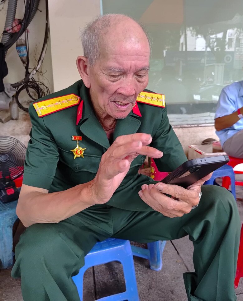 Dù tuổi cao nhưng ông Thanh mắt vẫn sáng, thậm chí không cần dùng kính khi đọc chữ trên điện thoại. Ảnh: Lê Phương. 