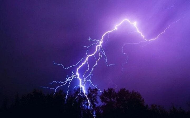 Khi có hiện tượng mưa, giông người dân hãy tìm nơi trú ẩn an toàn để tránh bị sét đánh. Ảnh minh họa.