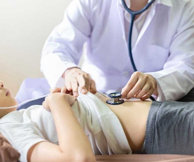 Sau khi thăm khám, chụp chiếu và hội chẩn, bệnh nhi được kết luận mắc ung thư ác tính. Ảnh minh họa. 