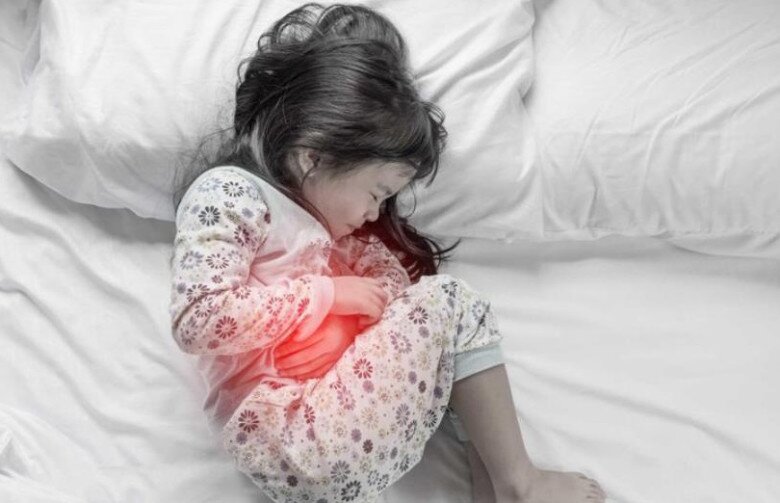 Khi phát hiện trẻ có dấu hiệu bất thường cần đi khám càng sớm, càng tốt để phòng các bệnh lý nguy hiểm như ung thư tiêu hóa. Ảnh minh họa. 
