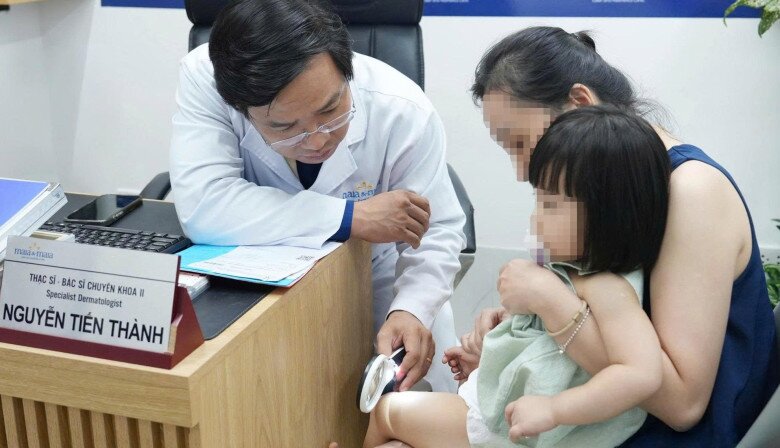 Bác sĩ Nguyễn Tiến Thành thăm khám cho một bệnh nhi bị viêm da tiếp xúc bội nhiễm. Ảnh: BSCC.