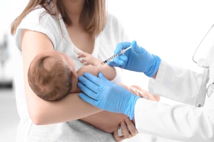Vắc xin là biện pháp phòng bệnh rất tốt cho trẻ vì thế phụ huynh hãy tiêm đủ mũi, đúng lịch. Ảnh minh họa. 