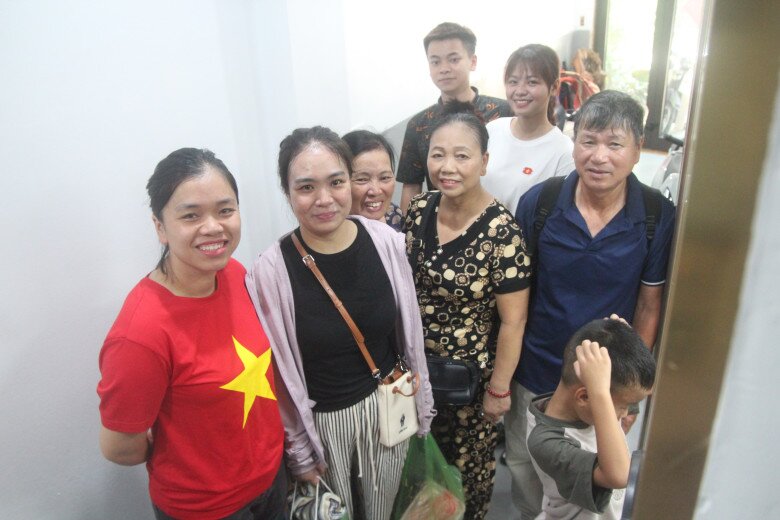 Gia đình chị Lan (áo đỏ) đón những vị khách đầu tiên từ Nha Trang đến ở. Ảnh: Lê Phương. 