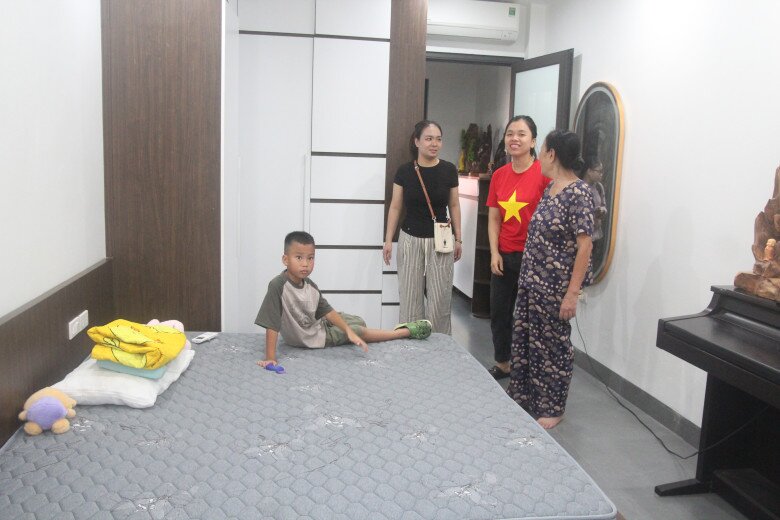 Chị Lan (áo đỏ) giới thiệu căn phòng ở tầng 4 với đầy đủ tiện nghi với những vị khách từ Nha Trang ra và ở tại đây. Ảnh: Lê Phương. 