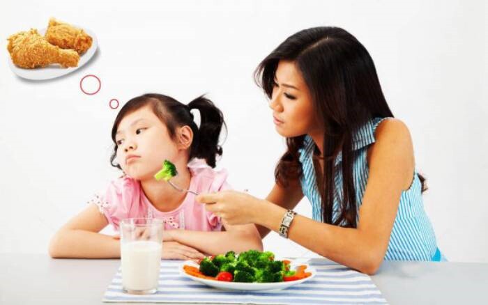 Việc cho trẻ ăn không lành mạnh là nguyên nhân khiến trẻ bỏ bữa. Ảnh minh họa.