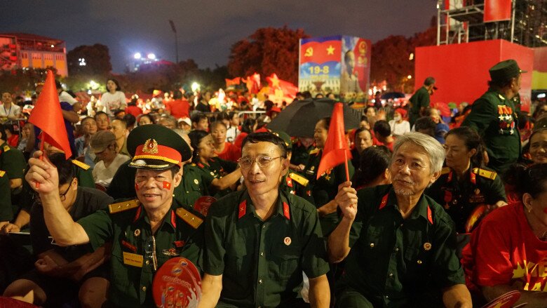 Ông Minh (đội mũ bên trái) cho rằng, việc bố trí chỗ ngồi ưu tiên cho cựu chiến binh là món quà vô giá với các ông.