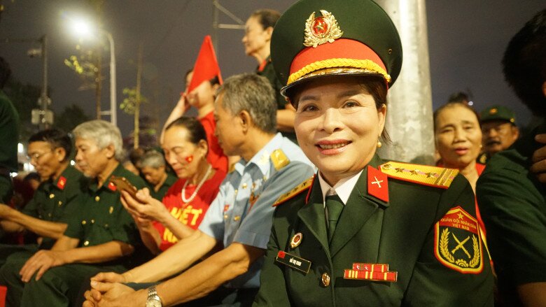 Cô Vinh sẽ thức thâu đêm cùng đồng đội, đồng chí của mình.