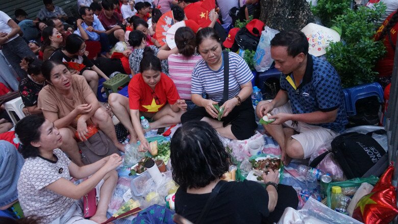Hà Nội mưa lớn nhưng người dân quyết “cắm trại” xuyên đêm chờ xem tổng duyệt, khu vực ưu tiên được chuẩn bị chu đáo - 2
