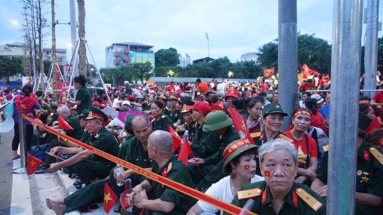 img srchttps://cdn.eva.vn/upload/3-2025/images/phuongld/ha-noi-da-mua-nguoi-dan-quyet-cam-trai-xuyen-dem-hao-huc-cho-xem-tong-duyet-dieu-binh-khu-vuc-uu-tie-dsc66-1756477419-82-width780height439.jpg /