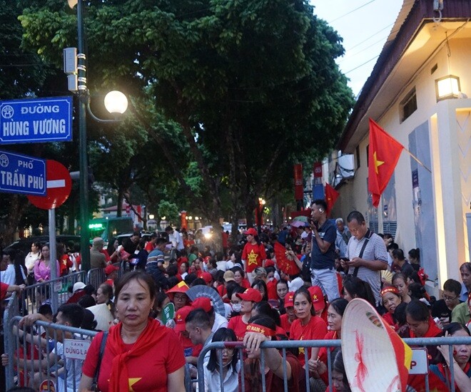 img srchttps://cdn.eva.vn/upload/3-2025/images/phuongld/ha-noi-da-mua-nguoi-dan-quyet-cam-trai-xuyen-dem-hao-huc-cho-xem-tong-duyet-dieu-binh-khu-vuc-uu-tie-dsc45-1756477896-569-width780height439.jpg /