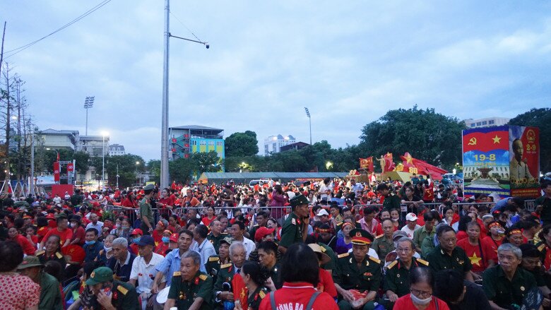 Hà Nội mưa lớn nhưng người dân quyết “cắm trại” xuyên đêm chờ xem tổng duyệt, khu vực ưu tiên được chuẩn bị chu đáo - 5