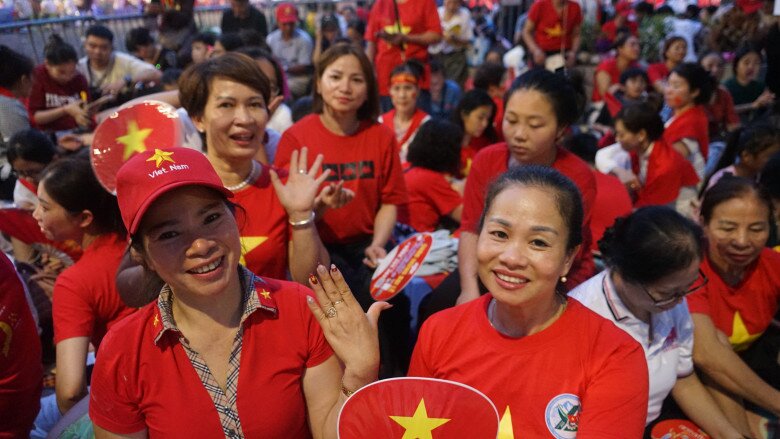 Cô Thúy từ Tuyên Quang xuống Hà Nội lúc 5h sáng để xếp chỗ. 