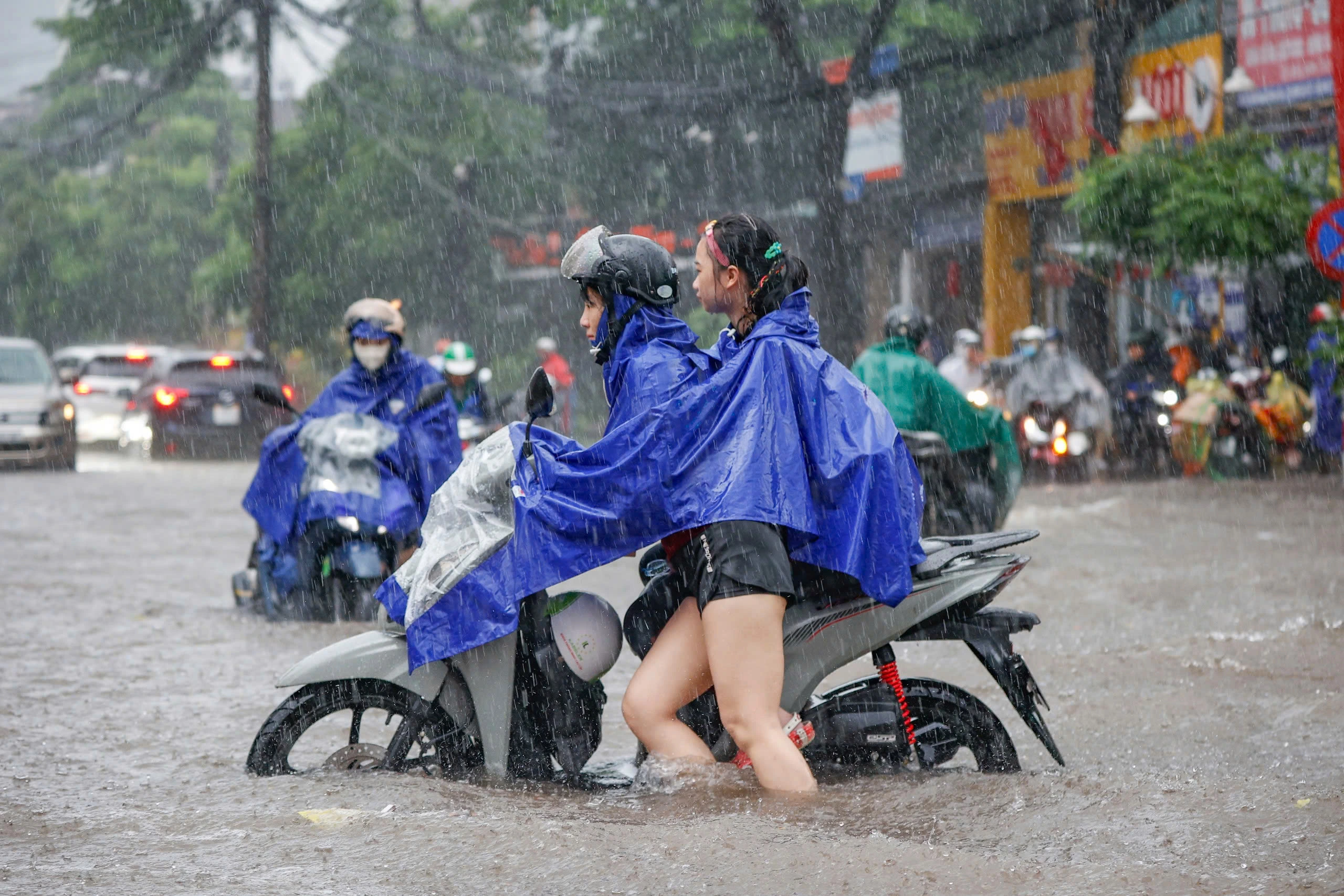 Việc dầm mưa lâu nguy cơ nhiễm cảm lạnh rất cao, nhất là trẻ nhỏ. Ảnh: Tuấn Minh. 