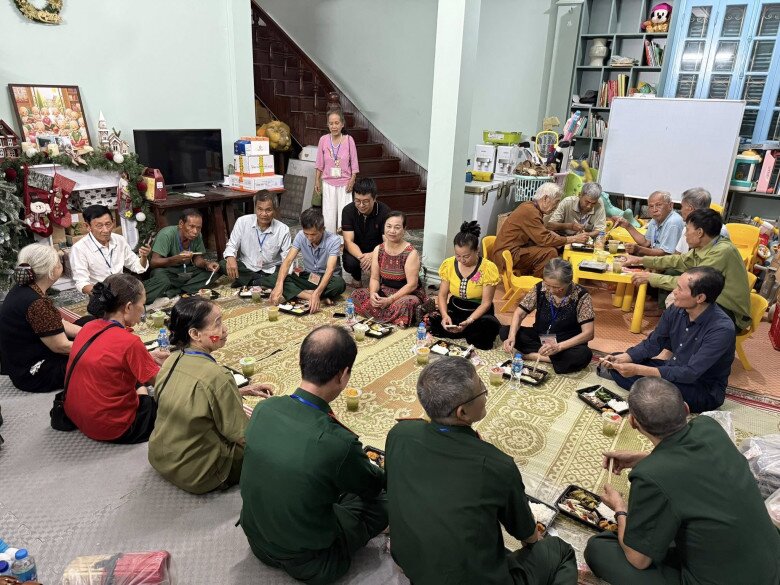 Các cựu chiến binh có mặt tại gia đình anh Kiên tối 29/8 để tiện tham gia buổi tổng duyệt diễn ra vào sáng nay 30/8.