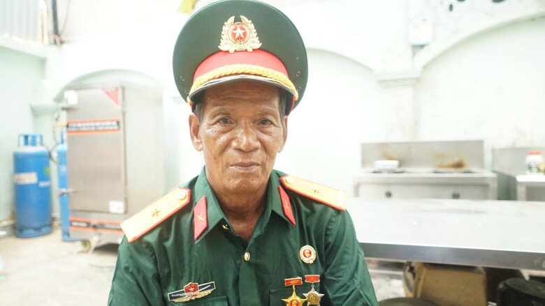 Người cựu chiến binh quê Quảng Ngãi nhiều tháng ngày tiết kiệm mới đủ tiền ra Hà Nội dịp 2/9 năm nay.