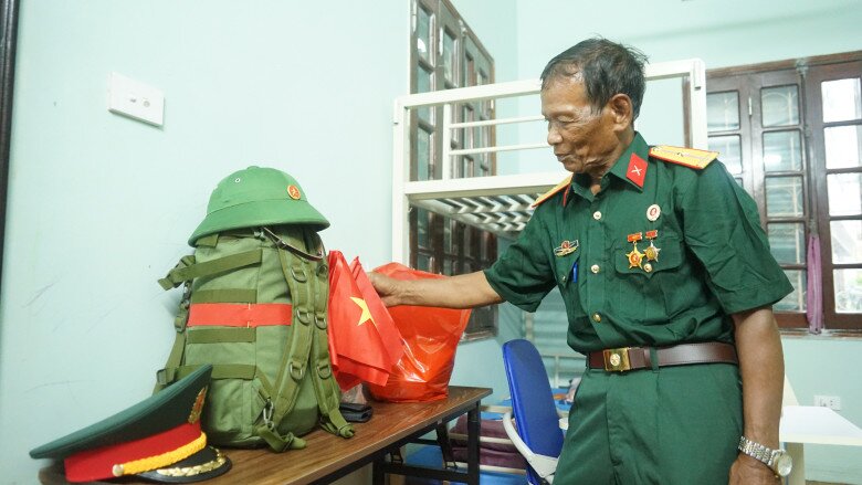 Ông Minh và hành lý mang từ quê ra Hà Nội. 