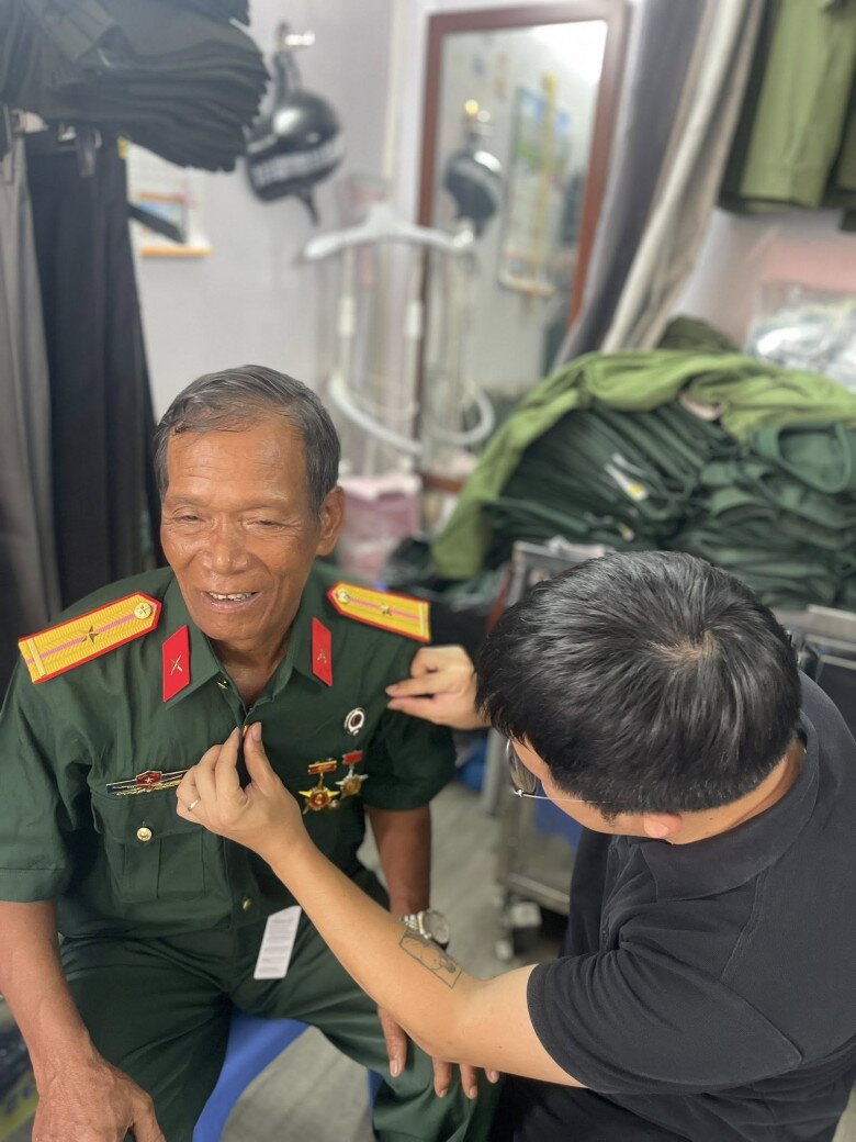 img srchttps://cdn.eva.vn/upload/3-2025/images/phuongld/hanh-dong-dep-giua-long-thu-do-nua-dem-di-don-cuu-chien-binh-dang-ngu-via-he-ve-nha-o-mien-phi-minh2-1756450146-320-width780height789.jpg /